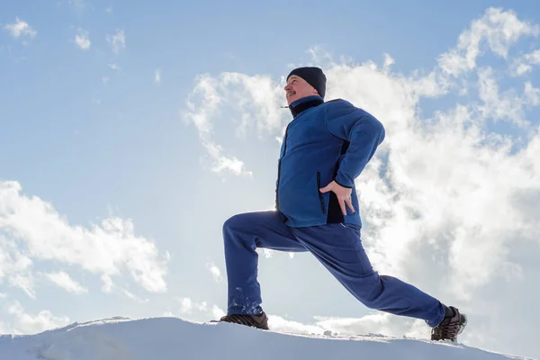 Osoby w podeszłym wieku człowiek robi postawy jogi — Zdjęcie stockowe