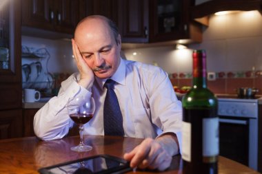 Yorgun işadamı kırmızı şarap içme 