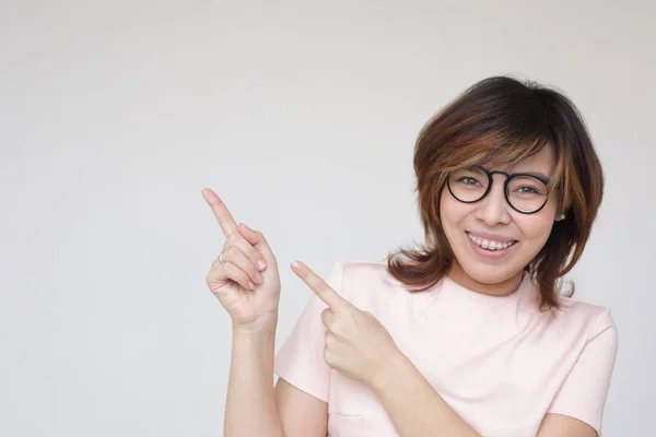 Meisje met bril toont wijsvingers naar boven. — Stockfoto