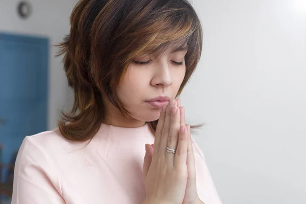 Азиатская девушка молится Богу — стоковое фото