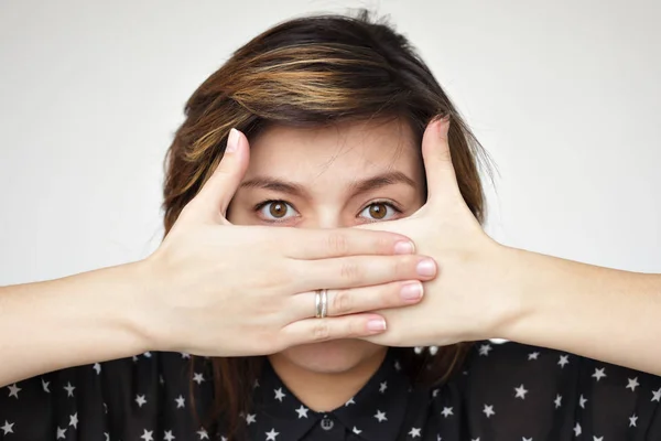 Flicka täcker sitt ansikte — Stockfoto