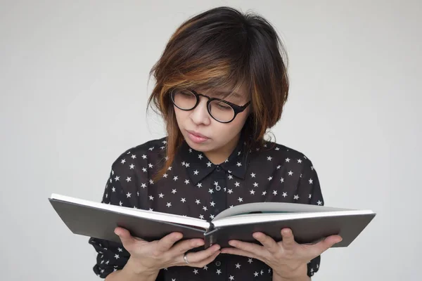 Chica en gafas lee el libro — Foto de Stock