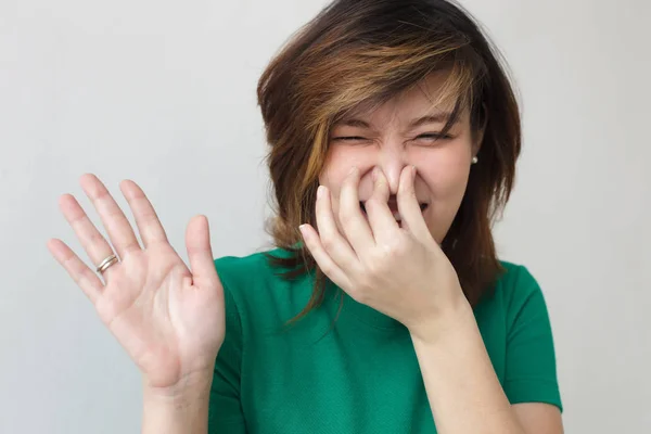 Japanerin schließt die Nase — Stockfoto