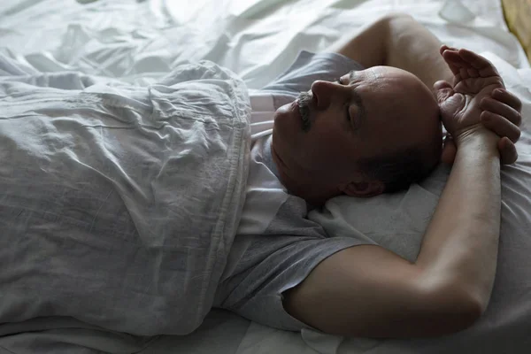 El anciano está profundamente dormido. — Foto de Stock