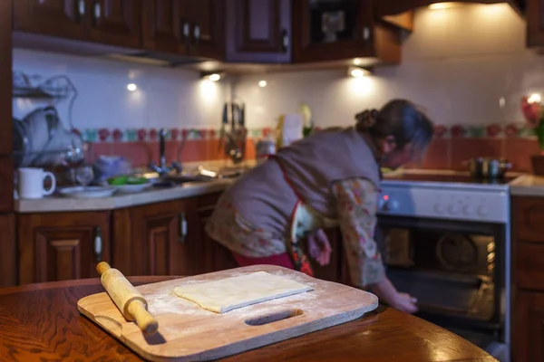 Жінка готує пироги — стокове фото