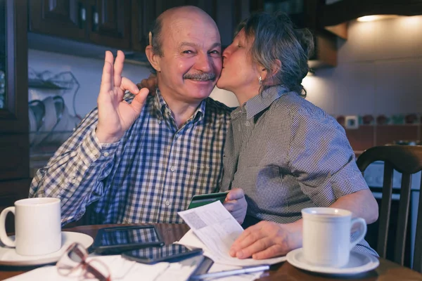 Echtpaar telt geld en een begroting. — Stockfoto