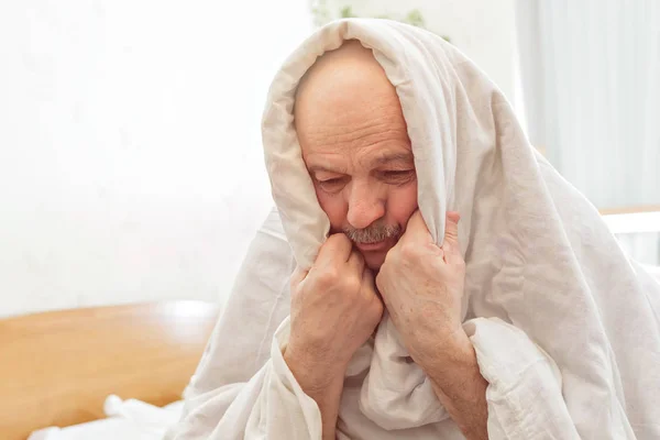 Homem idoso triste sofre de insônia . — Fotografia de Stock