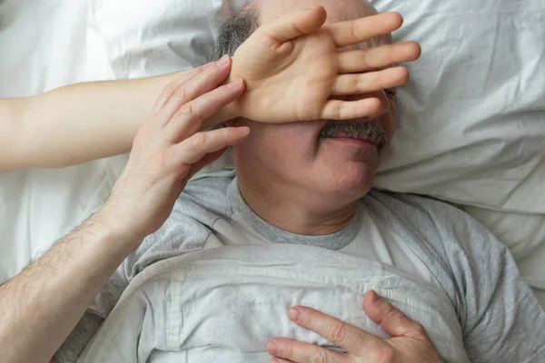 Żona kładzie ręce na twarzy męża — Zdjęcie stockowe