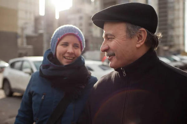 Дочка і тато йдуть вулицями — стокове фото