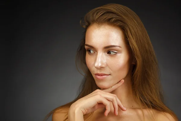 Gyönyörű lány fényes bőr. Arc- és kozmetikai kezelések — Stock Fotó