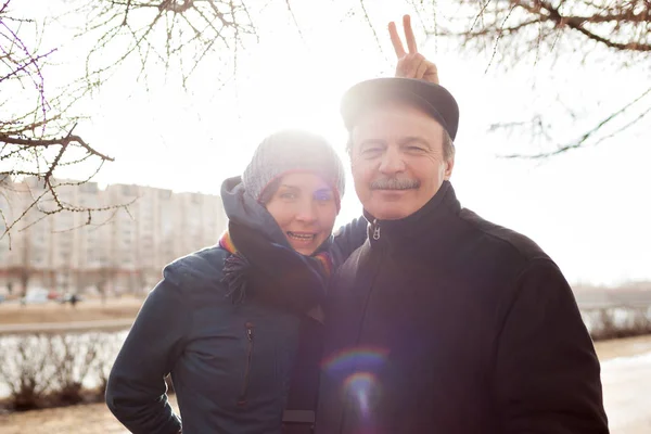 Familienporträt auf der Straße. — Stockfoto