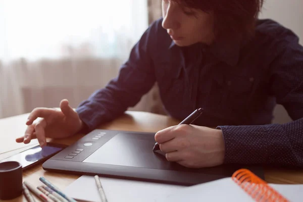 Der Designer wählt Verweise auf die Skizze aus. — Stockfoto