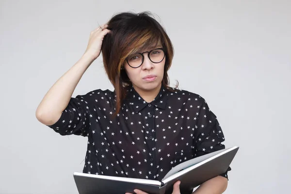 Obtenga educación o pasatiempo leyendo libros . — Foto de Stock