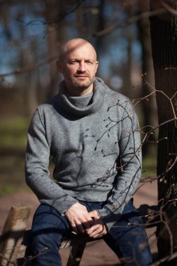 Bir kazak acımasız bir kel adam oturur ve doğa üzerinde duruyor