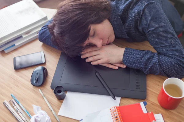 Das Designermädchen lehnte traurig am Tisch am Grafiktablett. — Stockfoto