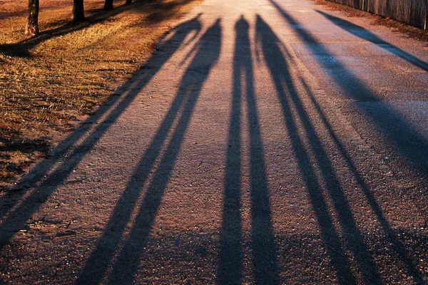 Μεγάλες σκιές από μια ομάδα ανθρώπων — Φωτογραφία Αρχείου