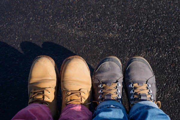 Un par de amigos están sentados uno al lado del otro . — Foto de Stock