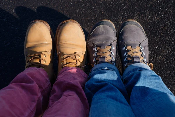 Un par de amigos están sentados uno al lado del otro . — Foto de Stock