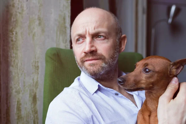 Cão e seu dono olham atentamente pela janela — Fotografia de Stock