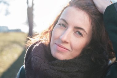 Sokaktaki bir kızıl saçlı kız portresi.