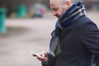 Bir adam sokakta duran ve birini bekliyor