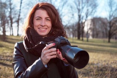 Kız bir kamera onun elinde tutan ve bir fotoğraf çeker 