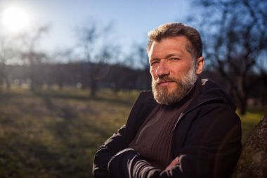 Bir parkta yaşlı bir adam portresi. 