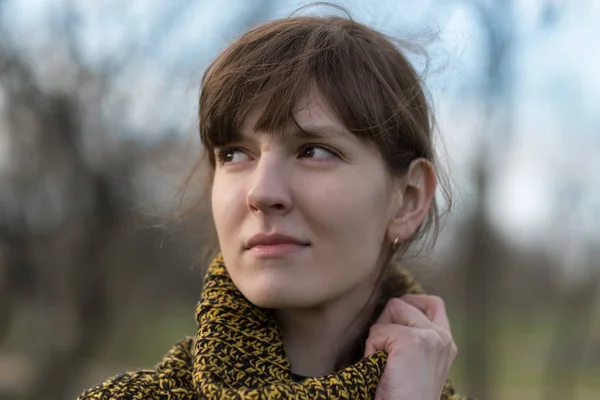 Portrait of a lonely girl in profile. — Stock Photo, Image