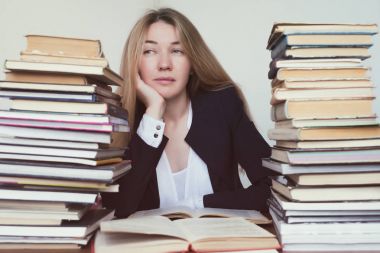 Önemli bir sınav için hazırlamak ya da zor bir soru çalışma.