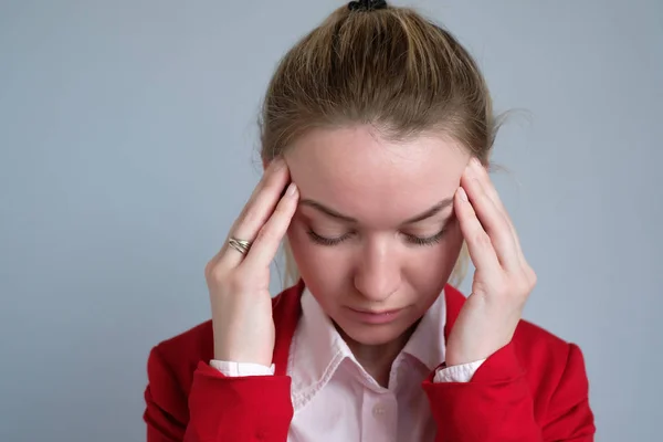 Портрет предпринимательницы в красной куртке страдает от головной боли . — стоковое фото
