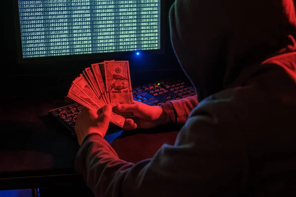 Кібер-злочинець обчислює доходів від вимагання або вірус — стокове фото