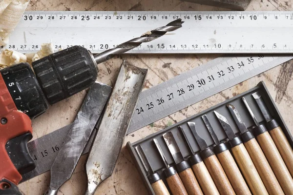Divers outils pour la menuiserie sur la table . — Photo