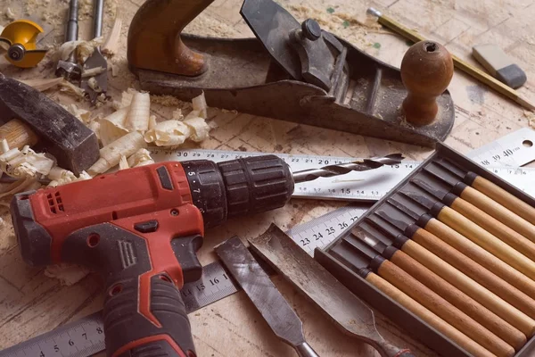 Divers outils pour la menuiserie sur la table. Tournevis, règle, ch — Photo