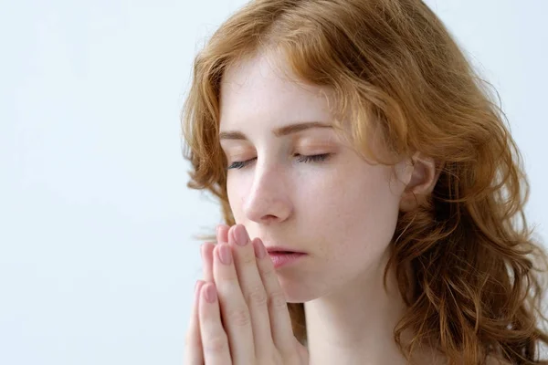Rusovlasá dívka s kadeřemi složila si ruce v modlitbě — Stock fotografie