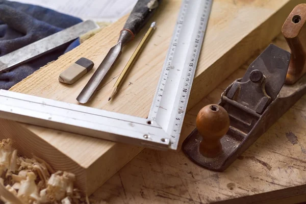 Mesa de marceneiro: marcando a placa de acordo com o desenho antes — Fotografia de Stock