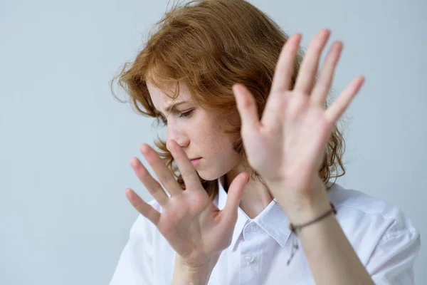 Rothaariges, gelocktes Mädchen blickt traurig weg und entfernt sich von ihrem Begleiter zur Seite. — Stockfoto