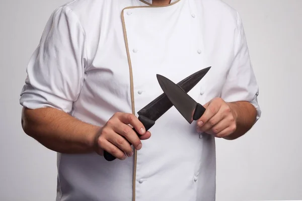 Повар держит острые ножи в руках. Подготовка к приготовлению пищи . — стоковое фото
