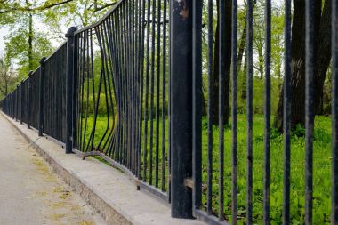 Kazadan sonra bükülmüş çit.