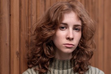 Uzun kıvırcık saçlı güzel kızıl saçlı kız 