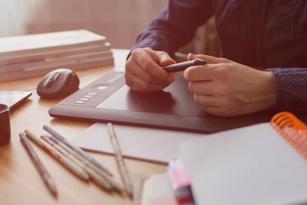 Tempat kerja desainer. Illustrator menggambar sketsa — Stok Foto