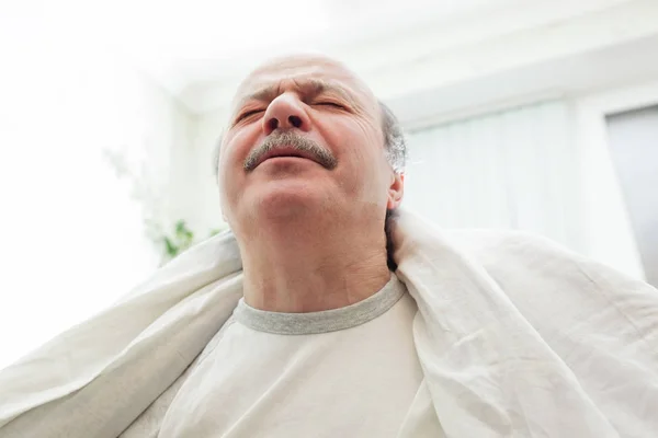 Een oudere man lijdt pijn en stress. — Stockfoto