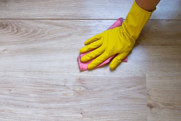 Wash the floor of the house in protective gloves. — Stock Photo, Image