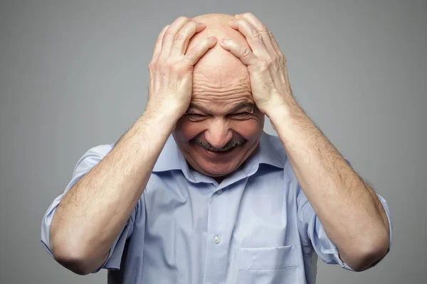 Elderly man in despair grabs his head. Problems with money — Stock Photo, Image