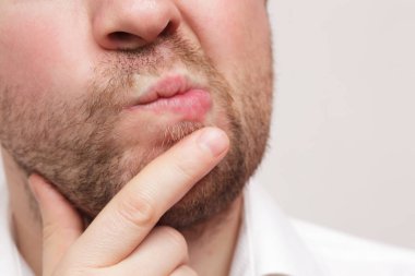 Düşünme portre portre beyaz karışık şüpheci adam. İnsan yüz ifadeleri, duygular, duygular, beden dili