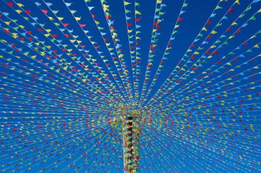 küçük üçgen dalgalanan bayrakları.