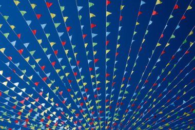 küçük üçgen dalgalanan bayrakları.