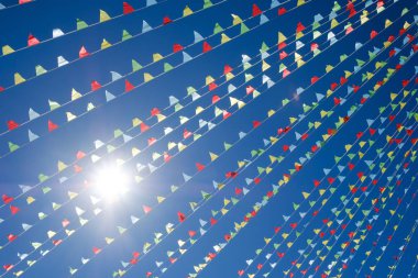 küçük üçgen dalgalanan bayrakları.