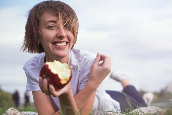 Ao ar livre retrato de menina bonita deitada na grama verde — Fotografia de Stock