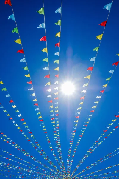 küçük üçgen dalgalanan bayrakları.