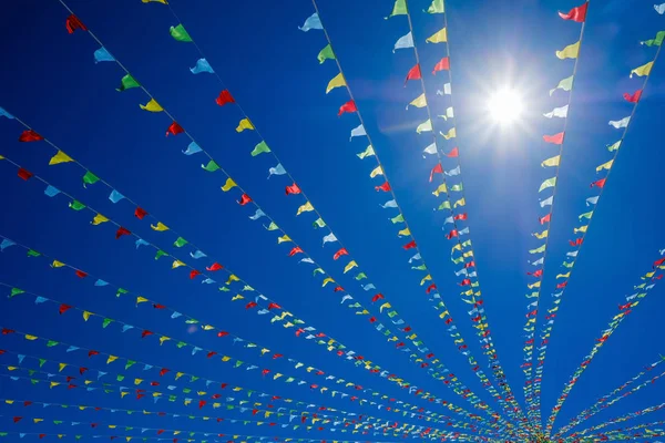 küçük üçgen dalgalanan bayrakları.